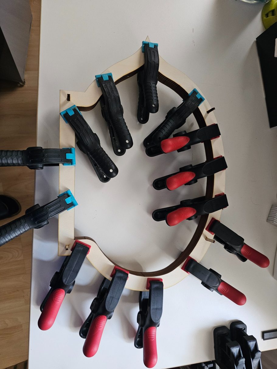 Eine Unterkonstruktion aus Holz, damit das LED-Band genug Platz hat