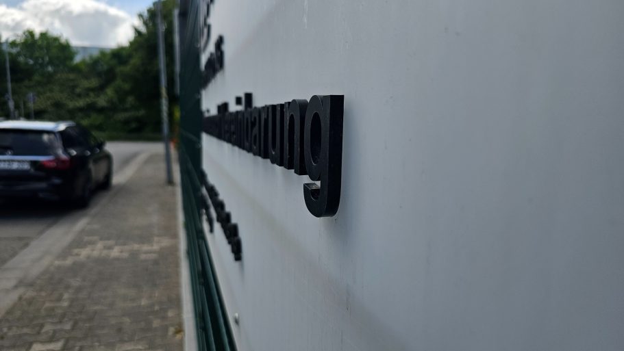 Seitenansicht Firmenschild