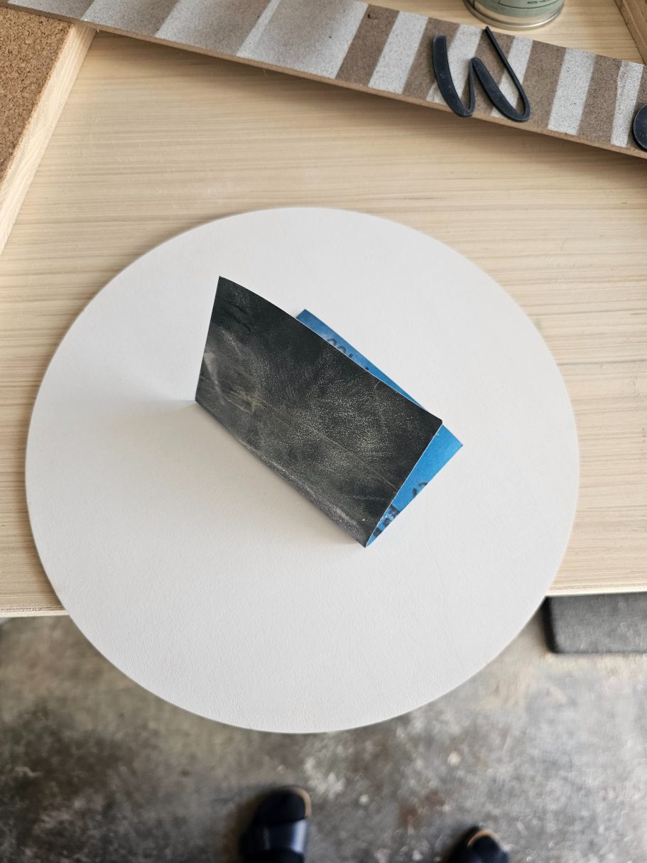 lackiert bzw. gebeizt und geschliffen, für die zweite Schicht